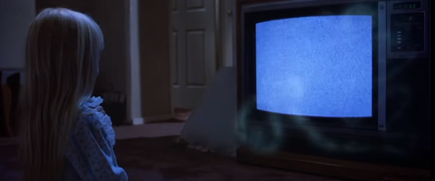 Scenă din filmul Poltergeist. Potrivit scenariului, cartierul în care locuiau protagoniștii fusese construit pe locul unui cimitir