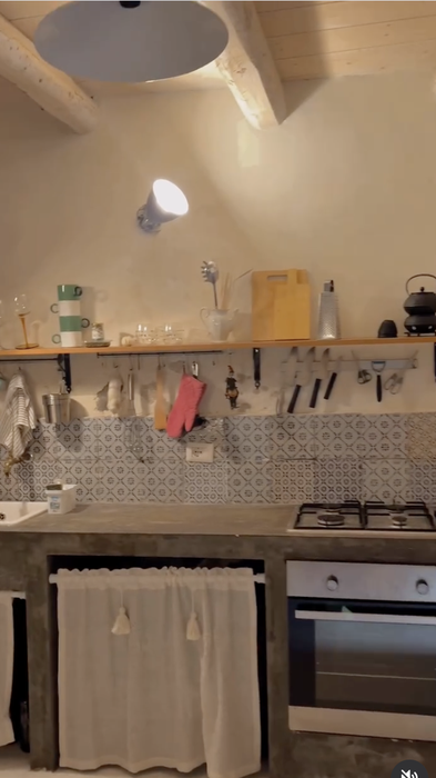 A lăsat Amsterdamul pentru o peșteră din Sicilia! Cât a plătit și cât o costă lunar viața în casa desprinsă din filme