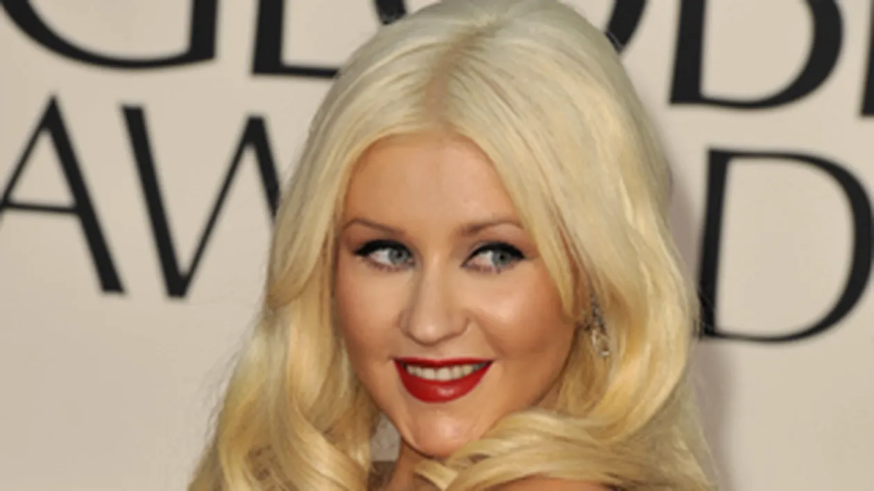 VIDEO Christina Aguilera a cazut pe scena in timp ce aducea un tribut Arethei Franklin!