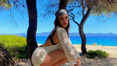 FOTO. Fata cea mare a lui Gabi Balint a făcut senzație la plajă. Denisa a întors toate privirile într-un costum de baie mulat și decupat