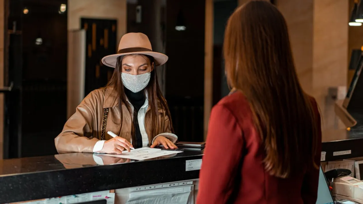 Ce a pățit o româncă, după ce a rezervat 3 camere într-un hotel de 4 stele din Halkidiki. Când a ajuns la recepție, să cadă din picioare