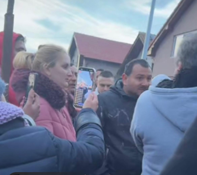 Revoltă în Sânmihaiu Român după ce criminalul lui Mario Berinde s-a mutat în localitate. Oamenii au protestat: “Copiii noștri sunt terorizați!”