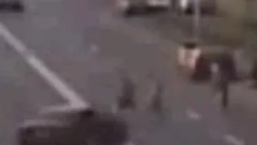 Accident incredibil in Buzau! Un sofer teribilist si-a scapat bolidul de sub control si a spulberat doi pietoni! Vezi aici video!