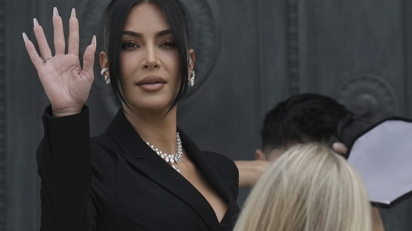 Kim Kardashian, cu un colier de 3 milioane de dolari la procesul pentru jaful de 10 milioane de dolari din Paris