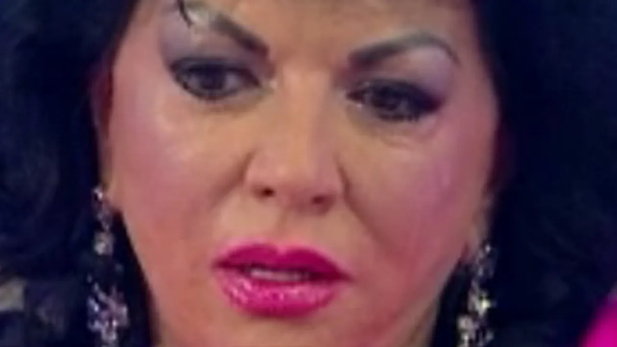 Pe asta n-a prezis-o! Alexandra Harra facuta praf in timpul unei pauze publicitare. A primit un pahar de apa in plina figura