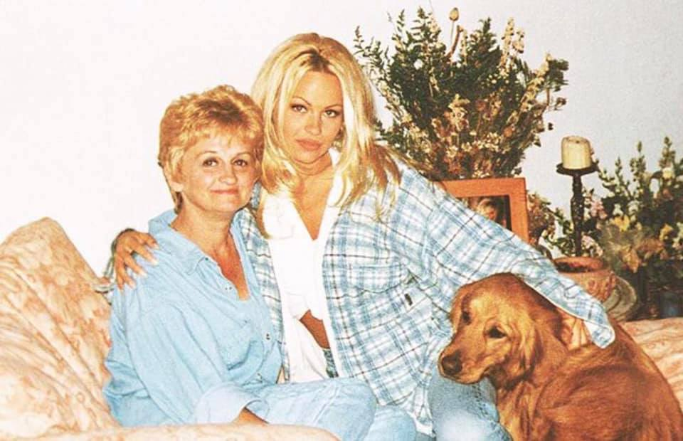 Pamela Anderson s-a căsătorit în secret cu Dan Hayhurst! Cum arată rochia pe care actrița a îmbrăcat-o când a devenit mireasă pentru a cincea oară | FOTO & VIDEO