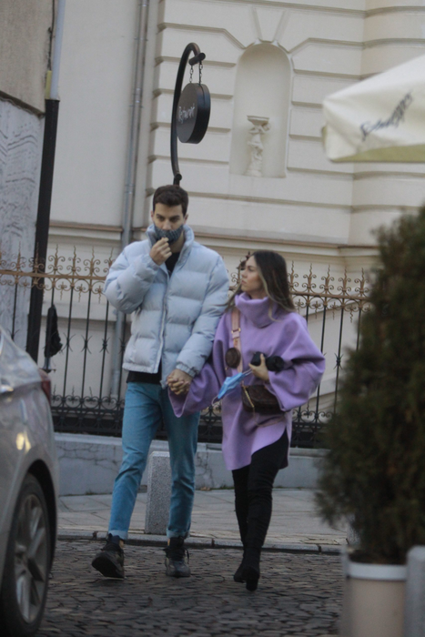 Mira, de mână cu iubitul ei, Andrei, prin centrul Bucureștiului