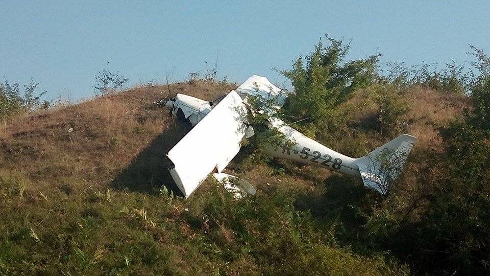 Un avion s-a prăbuşit lângă Paşcani. Pilotul a murit