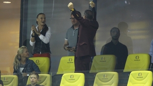 Spectacol total la meciul Romania-Andorra! S-a dezlantuit in tribune! Gigi a jucat Ciuleandra la meci, sub privirile Ralucai Sandu si ale fostului ei iubit!