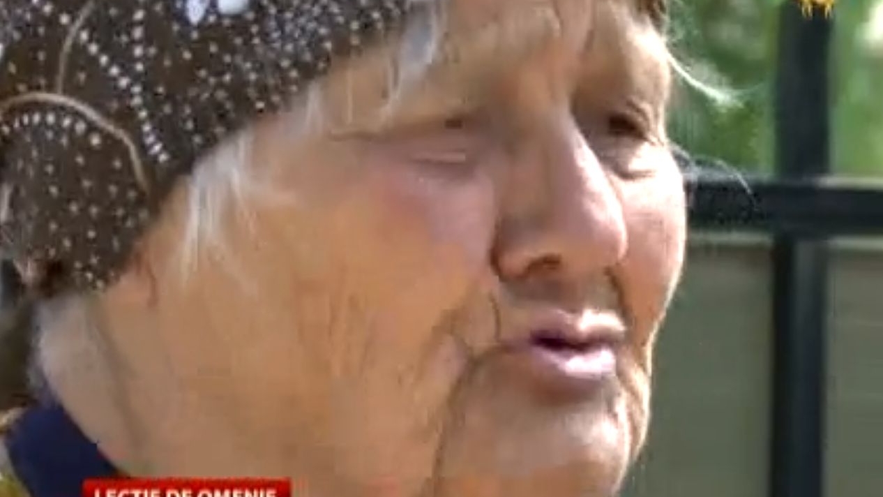 O bătrână de 81 de ani din Prahova a găsit la gunoi o geantă cu 20.000 de lei, darul de nuntă primit de niște tineri! Ce a făcut femeia e uluitor