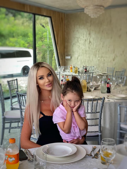 Bianca Drăgușanu, “la vânătoarea” bradului perfect de Crăciun: “Este în mare trend să ai brazi artificiali”. Ce culoare își dorește fiica ei să aibă pomul | FOTO