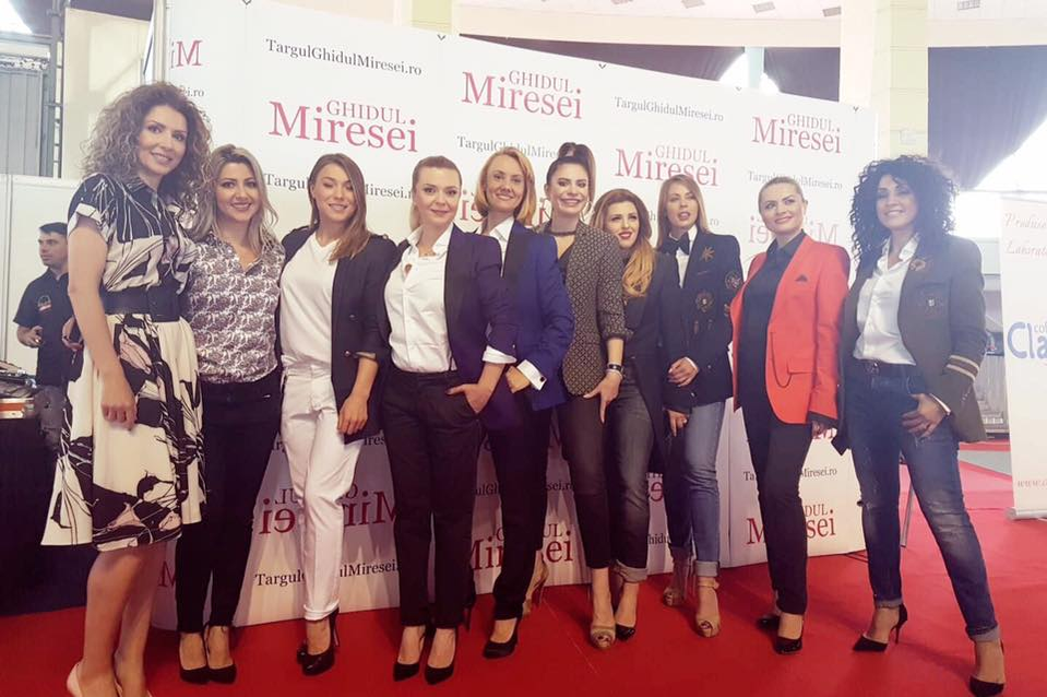19 vedete defilează în costume de ceremonie la Târgul Ghidul Miresei