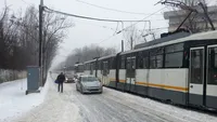 Copacii căzuţi şi tramvaiele blocate de viscol îngreunează traficul din Capitală!