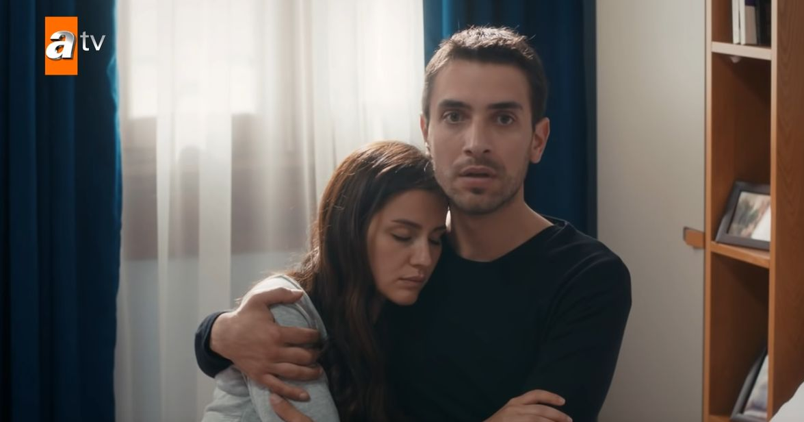 FOTO / Drama prin care a trecut un cunoscut actor turc. Și-a pierdut părinții când avea doar 16 ani