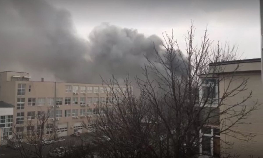Un incendiu violent a izbucnit astăzi în zona Văcărești, situată în Sectorul 4 al Capitalei © captură video Pro TV