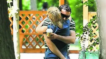 Jerry-mana lunga si-a plesnit iubita in foisor