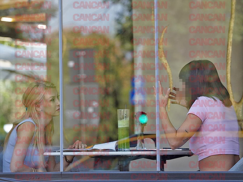 Artista a rămas cu amica ei la restaurant