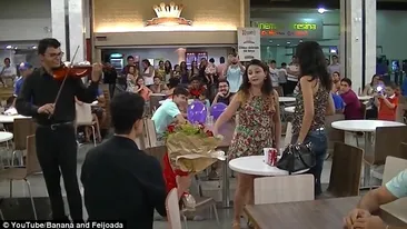 Şi-a cerut iubita de soţie în mijlocul mall-ului! Ce i s-a întâmplat după ce s-a aşezat în genunchi i-a schimbat viaţa 