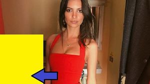 Aflată în România, femeia cu cei mai frumoşi sâni naturali din lume a gafat! Detaliul ruşinos din poza în care Emily Ratajkowski poartă o “little red dress”: ""Aş fi tăiat în Photoshop..."