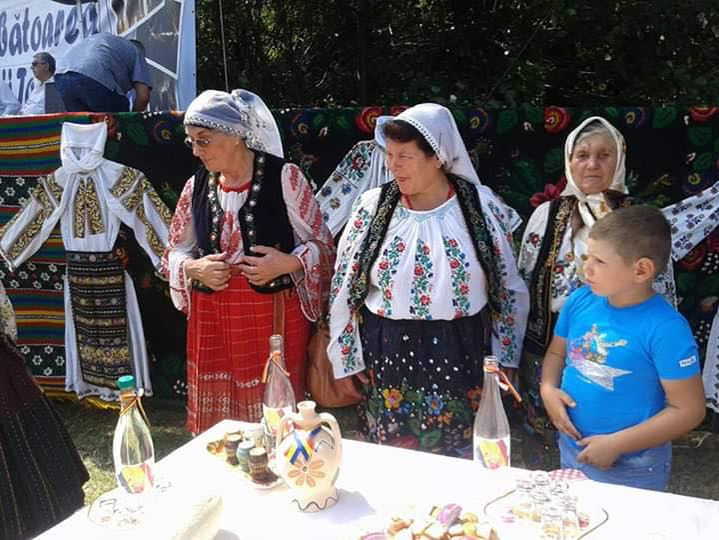 Sătenii din Cireșu se întrec în țuică de cireșe