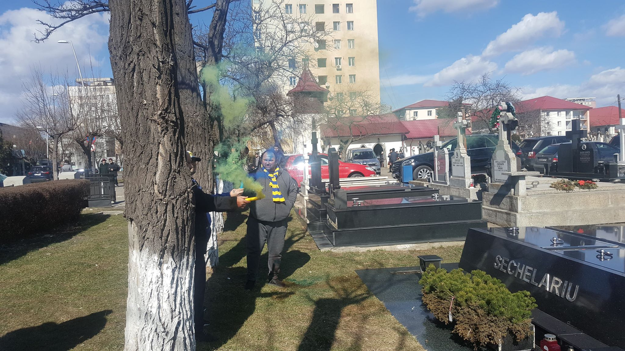 Fanii echipei de fotbal FCM Bacău au aprins fumigene galben-albastre la mormântul lui Sechelariu