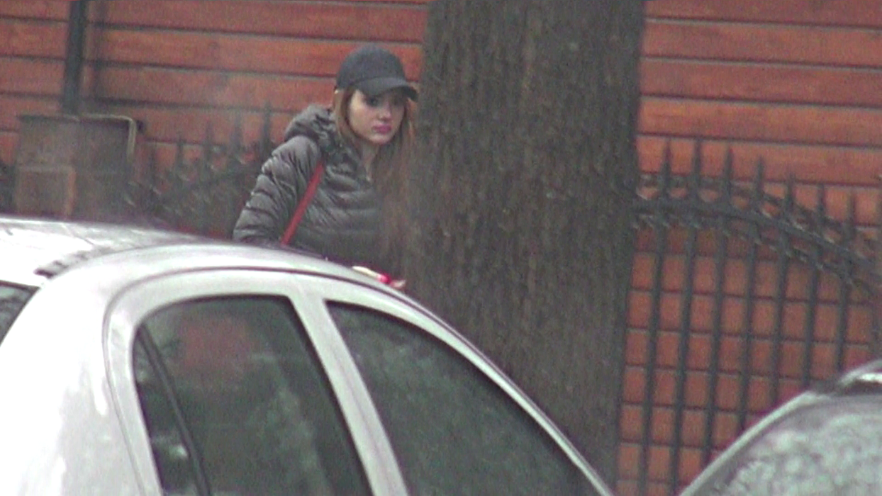 Gabriela Grosu a încercat să treacă neobservată, purtând o şapcă