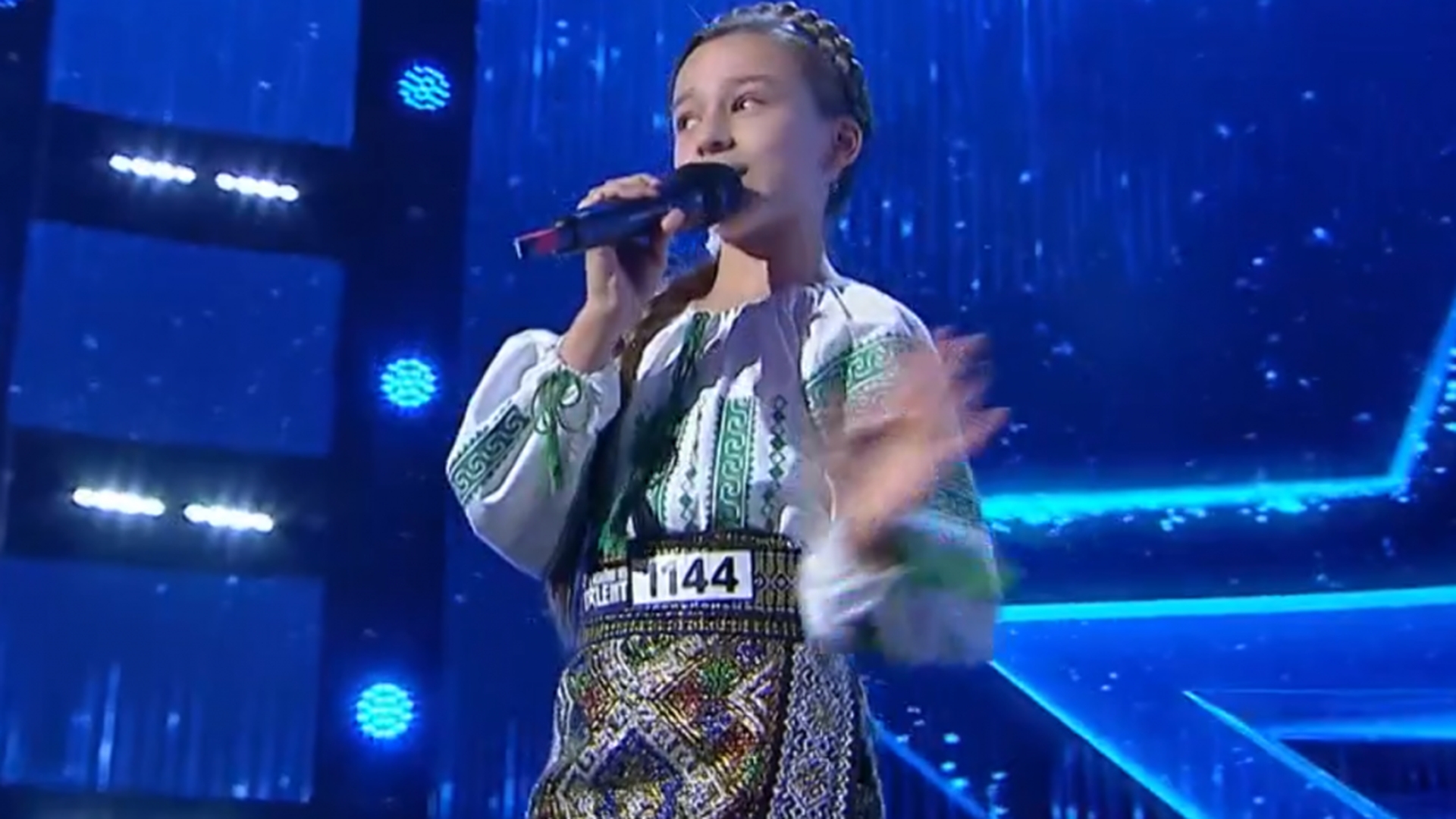Românii au talent. Ea e moldoveanca de 9 ani care a ridicat sala în picioare! Cum au reacționat Smiley și Pavel Bartoș + Andra a rămas fără cuvinte VIDEO