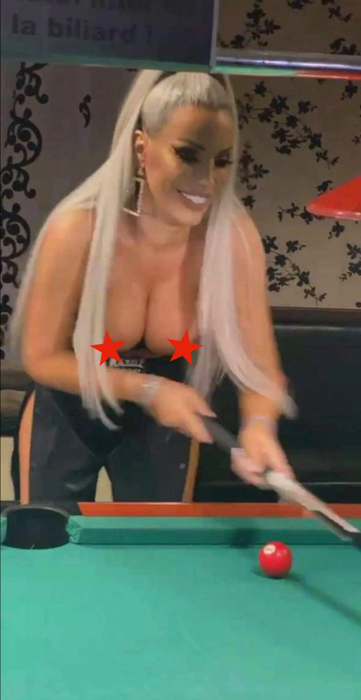 Loredana Chivu, momente +18 , la o partidă de biliard