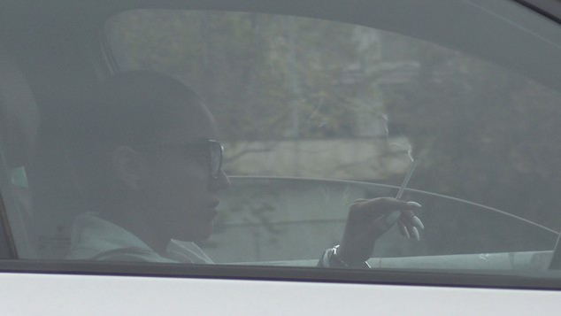 Carmen Minune se relaxează în trafic fumând

sursă foto: wowbiz.ro