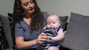 Povestea impresionantă a mamei care a decis să păstreze un copil deși știa că se va naște fără picioare și cu o singură mână. VIDEO