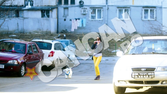 Mananca, isi plimba cainele, face cumparaturi si vorbeste la telefon in acelasi timp! Adelina se crede multifunctionala