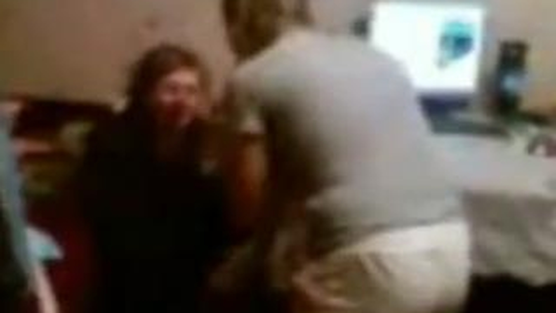 Video inimaginabil! O moldoveanca isi joaca in picioare rivala - O acuza ca a facut-o curva si a pus-o sa stea in genunchi ca sa o loveasca cu piciorul in cap