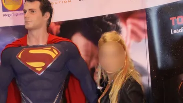 Incident vestimentar cu urme! O blonda celebra a iesit in cizme din piele in plina vara si s-a umplut de negreala pe picioare