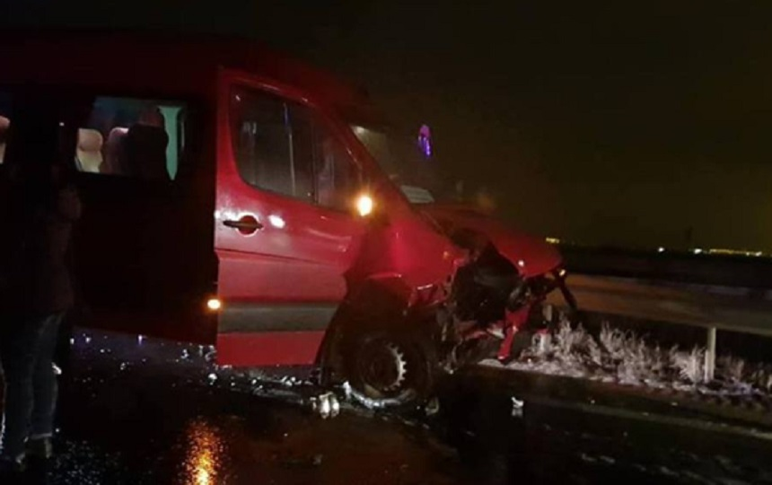 O mașină a intrat pe contrasens și a lovit un microbuz cu 12 persoane. Șoferul vinovat a fugit