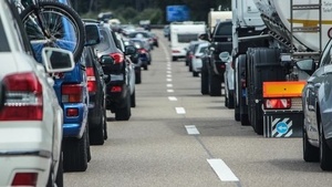 Circulație îngreunată pe Valea Oltului, la Călimănești, din cauza inundațiilor