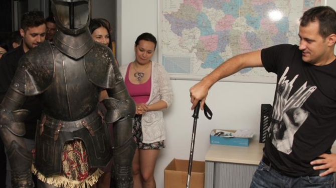 Colegii fac glume pe seama lui Huidu! I-au luat cadou o armura ca sa mearga la schi cu ea