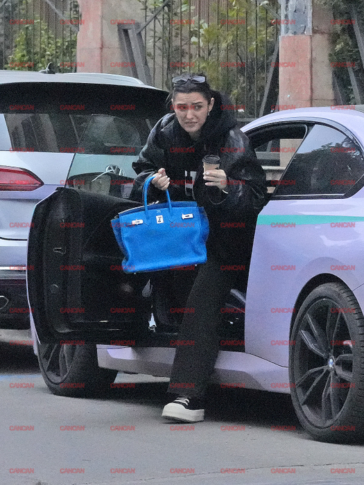 Alexia Eram coboară din BMW-ul ei
