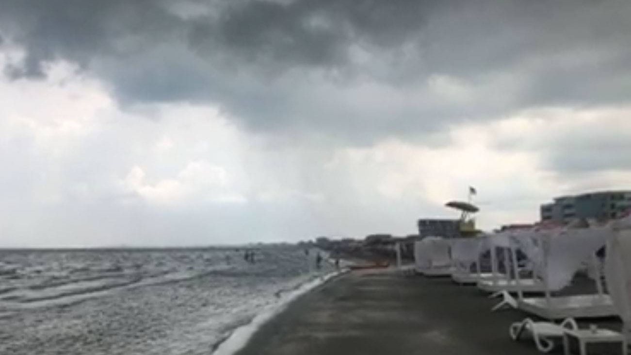 Furtună pe litoral! Turiștii din Mamaia și-au strâns lucrurile și au fugit spre cazări