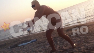 Turistii prezenti pe plaja din Mamaia au avut un soc atunci cand l-au vazut pe acest barbat! S-a dezbracat complet si...