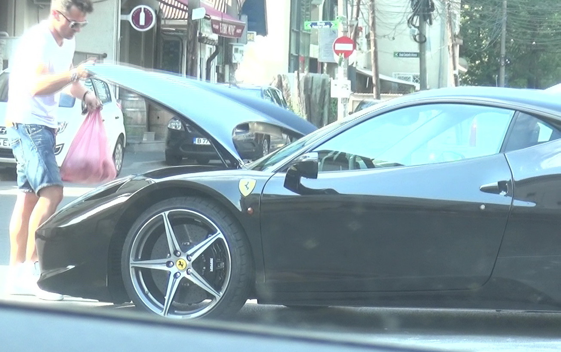 Fost fotbalist la Fulgerul Lereşti sau Naomi Câmpulung, Dîrnea are o colecţie incredibilă de maşini, a cărei ”piesa de rezistenţă” este un Ferrari