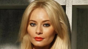 Laura Cosoi, de nerecunoscut in Austria! Uite cum arată fără pic de machiaj, îmbrăcată in costum de schi! E la fel de frumoasă?