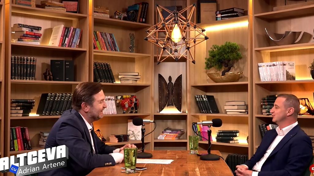 Alfred Simonis, „băiatul rău” care lăcrimează când ascultă „Rugă pentru părinţi”. Dezvăluiri emoţionante la ALTCEVA cu Adrian Artene