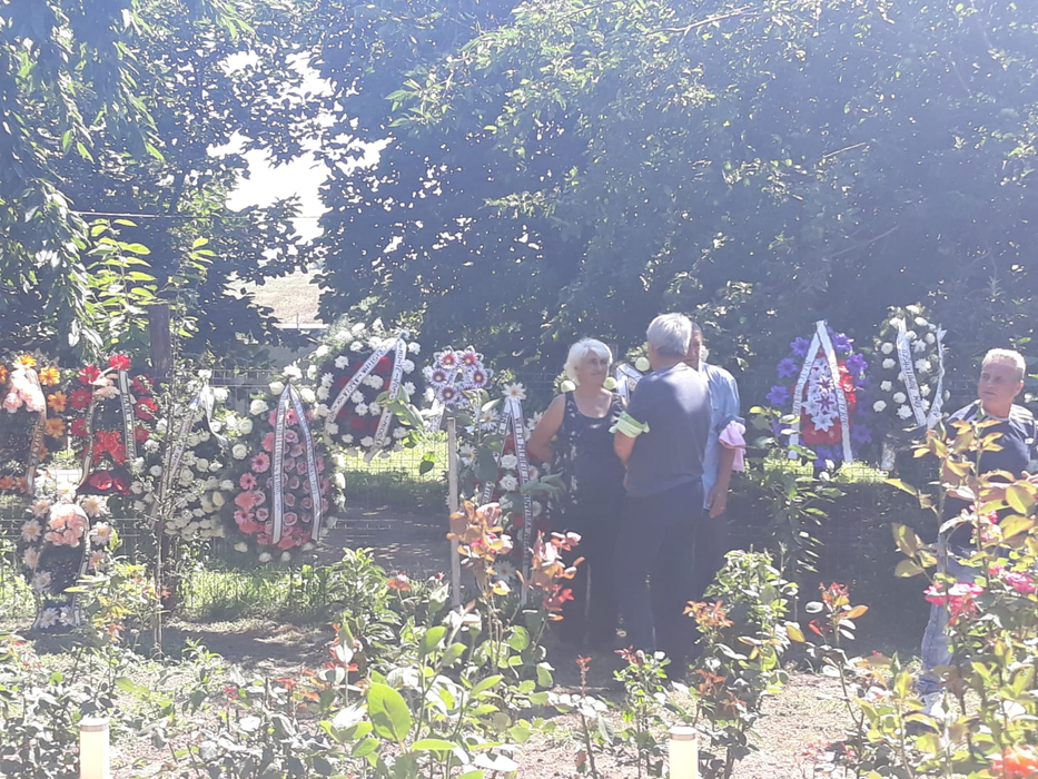 Primele imagini de la înmormântarea tinerei ucise în Bragadiru. Cum au îmbrăcat-o părinții pe Manuela Mustăţea