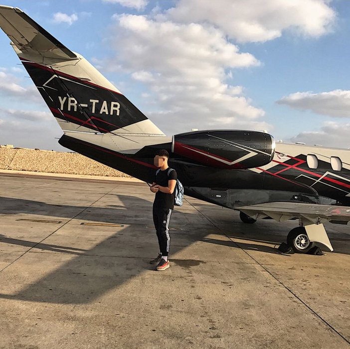 Tânărul, alături de avionul privat al familiei
