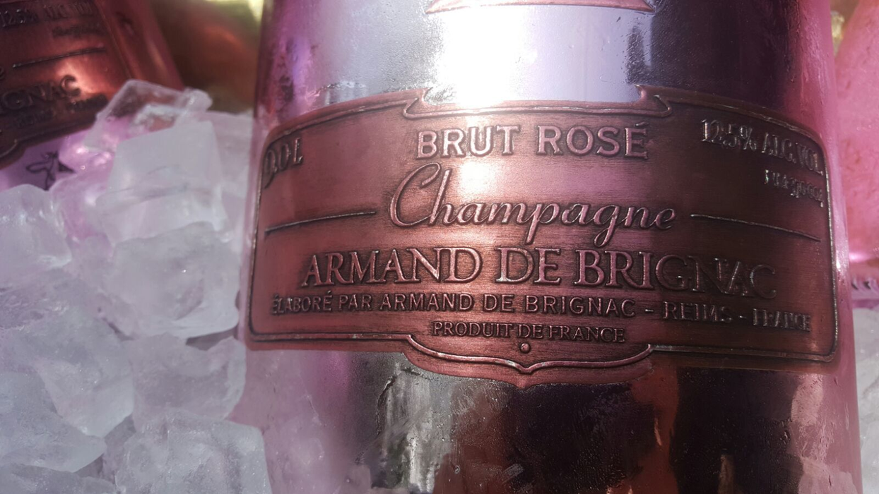 "Dinozarul" rose Armand de Brignac, de 9 litri, deschis la Nuba