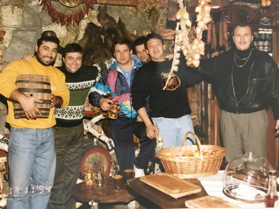 Ca și acum, Maharu era nelipsit de la petreceri