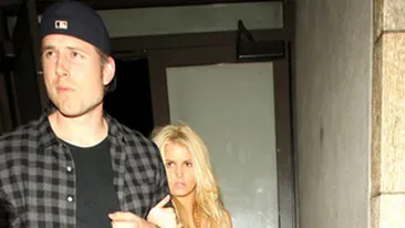 Uite-o pe Jessica Simpson cum abia se tine pe picioare!