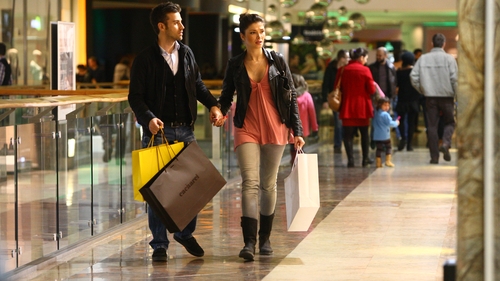 Alina Puscas a lasat delicatesele celor mai cunoscuti chefi din Romania pentru o inghetata la mall!