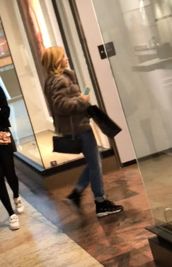 Însărcinată pentru a doua oară, Simona Gherghe se menține în formă la mall