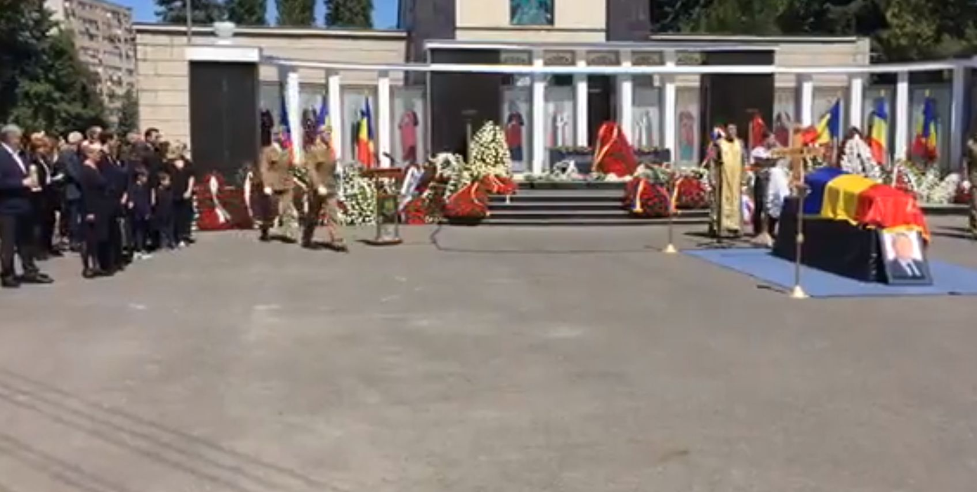 Incident la înmormântarea lui Cristian Țopescu! O persoană a leșinat